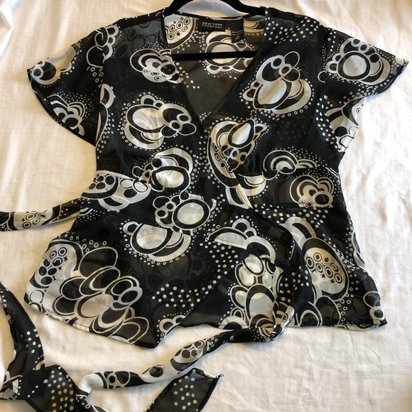 New York & Company Side Tie Wrap Blouse Black and White Size M - Picture 2 of 8